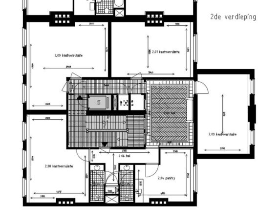 Plattegrond van de tweede verdieping aan de Prof. Tulpstraat met meerdere kantoorruimtes, een hal, pantry en toiletten.